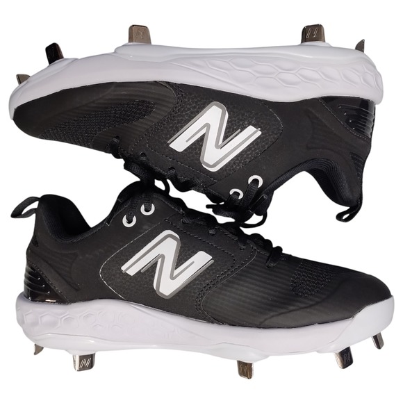 New Balance Fresh Foam Velo V3 Molded Softball Cleats Mens US 5.5 Black White - Picture 1 of 7